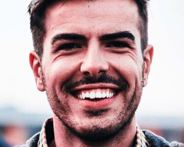 I Stock 000086936701 man in massa uitgesneden